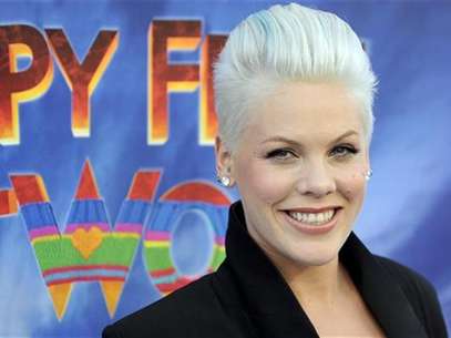 Foto de archivo de la cantante Pink durante el estreno del filme "Happy Feet Two", en Hollywood, EEUU, nov 13 2011. Pink, cantante pop y ganadora de varios premios Grammy, lanzará su sexto álbum de estudio, titulado "The Truth About Love", el 18 de septiembre, poniendo fin a una etapa de sequía para sus seguidores de casi cuatro años. Foto: Gus Ruelas / Reuters en español