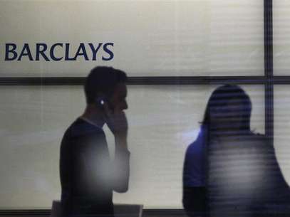 People walk inside Barclays Bank's headquarters in the financial district of Canary Wharf, east London, July 3, 2012. Foto: Andrew Winning / Reuters In English