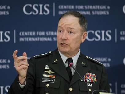 General Keith Alexander, Director of the NSA and Commander of U.S. Cyber Command speaks about cyber security and USCYBERCOM at the Center for Strategic and International Studies (CSIS) in Washington, June 3, 2010. Foto: Hyungwon Kang / Reuters In English