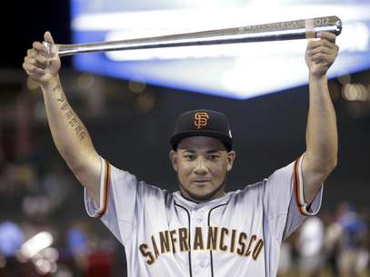 Melky Cabrera, del equipo de la Liga Nacional y de los Gigantes de San Francisco, muestra su trofeo como Jugador Más Valioso del Juego de Estrellas, el martes 10 de julio de 2012.  Foto: Charlie Riedel) / AP