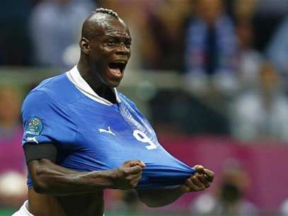 Italy's Mario Balotelli celebrates his goal against Germany during their Euro 2012 semi-final soccer match at National Stadium in Warsaw, June 28, 2012. Foto: Kai Pfaffenbach / Reuters