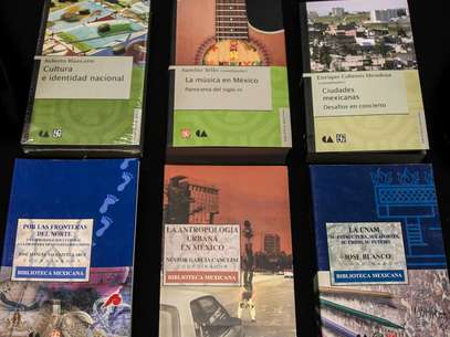 Libros de la colección “Biblioteca Mexicana” en una fotografía proporcionada por el Consejo Nacional para la Cultura y las Artes de México del martes 10 de julio de 2012. La colección cumple 15 años de reunir las más importantes escuelas de pensamiento mexicano actuales.  Foto: Conaculta, Samir Muñiz / AP