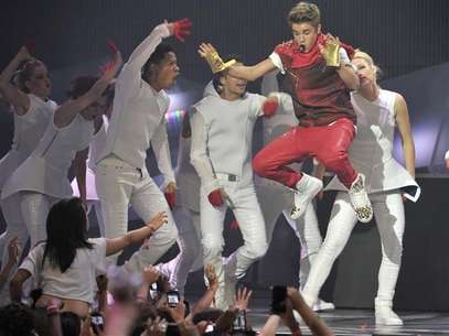 Singer Justin Bieber (R) performs during the MuchMusic Video Awards in Toronto June 17, 2012. Foto: Mike Cassese / Reuters In English