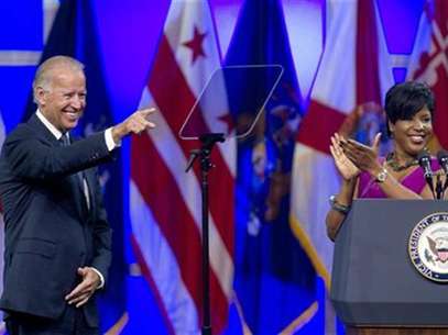 Roslyn M. Brock (R), Chairman of the National Board of Directors of the NAACP applauds as U.S. Vice President Joe Biden is introduced at the their convention in Houston July 12, 2012. Foto: Richard Carson / Reuters In English