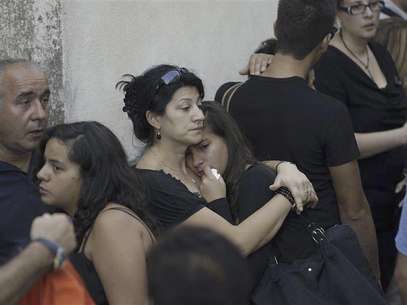 Unidentified relatives of the victims of the Costa Concordia tragedy cry at the end of a mass to mark six months since the disaster which left 32 people dead, on Giglio Island July 13, 2012. Foto: Remo Casilli / Reuters In English