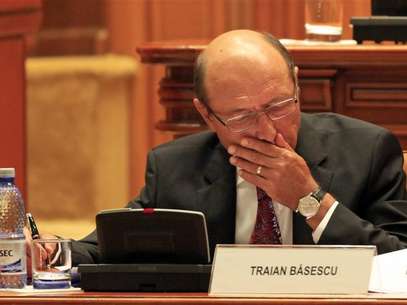 Romania's President Traian Basescu takes notes before the Parliament vote on suspending him over what the ruling Social Liberal Union (USL) says is his attempt to pressure judges and break the constitution, in Bucharest July 6, 2012. Foto: Radu Sigheti / Reuters In English