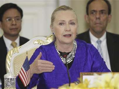 U.S. Secretary of State Hillary Clinton (C) speaks at the 5th Lower Mekong Initiative (LMI) Ministerial Meeting in Phnom Penh July 13, 2012. Foto: Samrang Pring / Reuters In English
