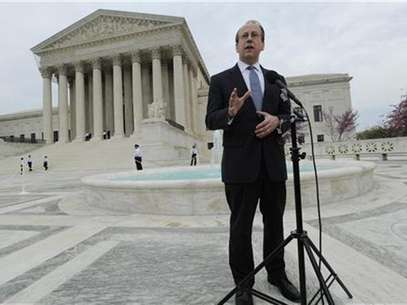 Paul Clement, who argued on behalf of the 26 states challenging the Obama health care law before the Supreme Court, talks to reporters after the third and final day of legal arguments over the Patient Protection and Affordable Care Act at the Supreme Court in Washington, March 28, 2012. Foto: Jonathan Ernst / Reuters In English