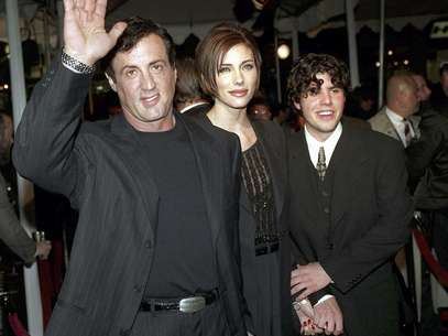 En esta foto del 5 de diciembre de 1996, Sylvester Stallone llega al estreno de "Daylight", acompañado de su novia jennifer Flavin y de su hijo Sage. Sage Stallone fue hallado muerto el viernes 13 de julio de 2012  Foto: Kevork Djansezian, archivo / AP