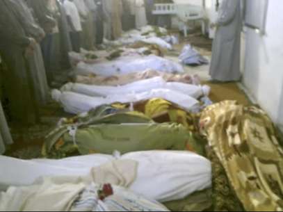 Fotografía tomada de un video amateur de la Revolución Hama que muestra cadáveres de las víctimas de la violencia en Siria  Foto:  Hama Revolution 2011 via AP video / AP