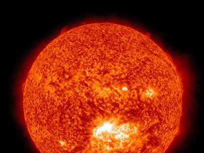 El Sol registra una erupción solar, abajo al centro, el jueves 12 de julio de 2012, de acuerdo con esta foto que difundió la NASA. El torrente de partículas solares de esta erupción llegará el sábado a la Tierra y los expertos consideran que tendrá escasas secuelas en el planeta.  Foto: NASA / AP