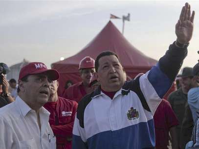 Venezuelan President Hugo Chavez (R) gestures during a visit to an industrial complex in the state of Anzoategui July 13, 2012. Foto: Handout / Reuters In English