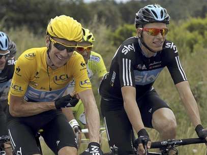 Sky Procycling rider and holding the leader's yellow jersey Bradley Wiggins of Britain (L) rides with his team mate Christian Knees of Germany during the 13th stage of the 99th Tour de France cycling race between Saint-Paul-Trois-Chateaux and Cap d'Agde, July 14, 2012. Foto: Stephane Mahe / Reuters In English