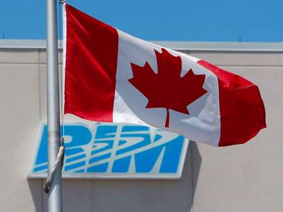 Esta foto del 29 de junio de 2012 muestra la bandera canadiense que ondea frente a las instalaciones principales de Research In Motion en Waterloo. El sábado 14 de julio, un jurado federal encontró a la fabricante del BlackBerry responsable de infringir varias patentes   Foto: The Canadian Press, Dave Chidley / AP