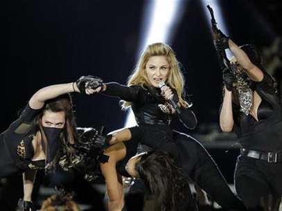 U.S. pop singer Madonna performs during a concert for her MDNA world tour at the Stade de France Stadium in Saint-Denis, near Paris, July 14, 2012. Foto: Benoit Tessier / Reuters In English