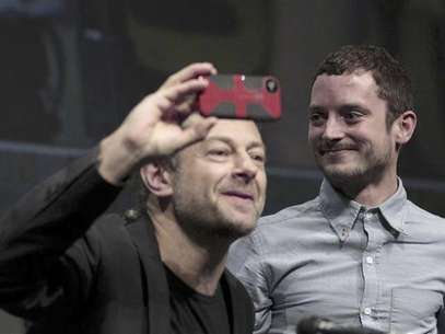 Cast member Elijah Wood (R) watches co-star Andy Serkis at the beginning of a panel for the film "The Hobbit: An Unexpected Journey" during the Comic Con International convention in San Diego, California July 14, 2012. Foto: Mario Anzuoni / Reuters In English