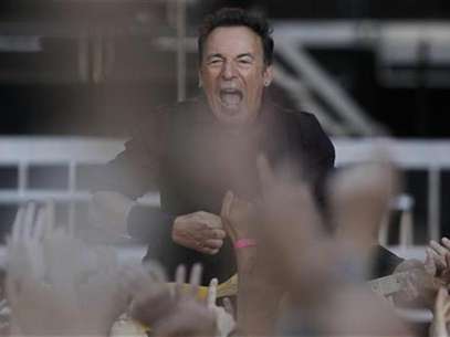 U.S. singer Bruce Springsteen performs with the E. Street Band during their European tour to promote their latest album "Wrecking Ball" in Frankfurt May 25, 2012. Foto: Alex Domanski / Reuters In English