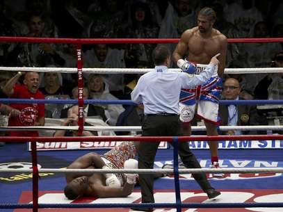 Britain's David Haye (R) looks down at opponent Dereck Chisora after scoring a fifth round knockout in their fight for the vacant WBO and WBA International Heavyweight Championship at Upton Park in London July 14, 2012. Foto: Eddie Keogh / Reuters In English
