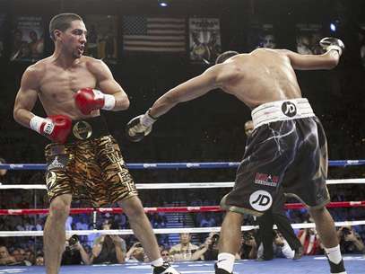 WBC champion Danny Garcia (L) of the U.S. looks on as Amir Khan of Britain falls to the canvas during their WBC/WBA 140 pound championship fight at the Mandalay Bay Events Center in Las Vegas, Nevada July 14, 2012. Foto: Steve Marcus / Reuters In English