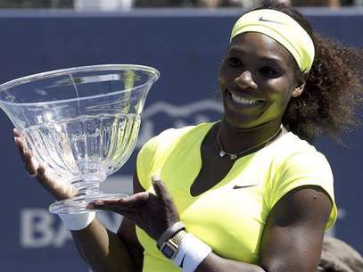 Serena Williams of the U.S. poses with the trophy after defeating compatriot Coco Vandeweghe during the finals of the Stanford women's tennis tournament on the Stanford University campus in Palo Alto, California July 15, 2012. Foto: Robert Galbraith / Reuters In English