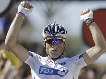 El francés Pierrick Fedrigo festeja al ganar la 15ta etapa del Tour de Francia el lunes, 16 de julio de 2012, en Pau, Francia.  Foto: Laurent Cipriani / AP