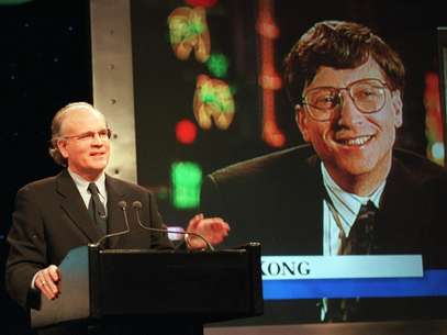 En esta fotografía del 14 de diciembre de 1995, Robert Wright, presidente y director general de NBC, habla desde Nueva York con el presidente de Microsoft Bill Gates, en pantalla y transmitiendo desde Hong Kong, durante una conferencia de prensa para anunciar una sociedad entre NBC y Microsoft que lanzaría un canal de televisión por cable y un servicio de internet llamado MSNBC. El domingo 15 de julio de 2012 se anunció que esa sociedad quedaría completamente disuelta.  Foto: Marty Lederhandler/Archivo / AP
