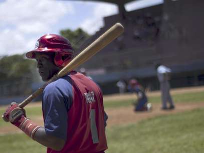 El pelotero cubano Enrique Díaz espera por su turno al bate durante un partido en La Habana, Cuba, el sábado, 14 de julio de 2012. Díaz es dueño de los récords de hits y de bases robadas en la historia del béisbol cubano.  Foto: Ramon Espinosa / AP