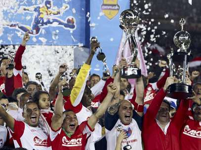 Los jugadores de Independiente de Santa Fe festejan tras ganar el título del torneo Apertura colombiano el domingo, 15 de julio de 2012, en Bogotá.  Foto: Fernando Vergara / AP