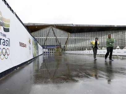 Brazilian sports staff walk outside the Crystal Palace National Sports Centre in south London, where the Brazilian Olympic team will be based during the London 2012 Olympic Games, July 16, 2012. Foto: Olivia Harris / Reuters In English