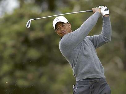 Tiger Woods of the U.S. watches his tee shot on the eighth hole during a practice round ahead of the British Open golf championship at Royal Lytham and St Annes, northern England July 16, 2012. Foto: Brian Snyder / Reuters In English