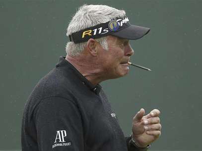 Darren Clarke of Northern Ireland chews on a pencil after putting on the 18th green during a practice round ahead of the British Open golf championship at Royal Lytham and St Annes, northern England July 16, 2012. Foto: Phil Noble / Reuters In English
