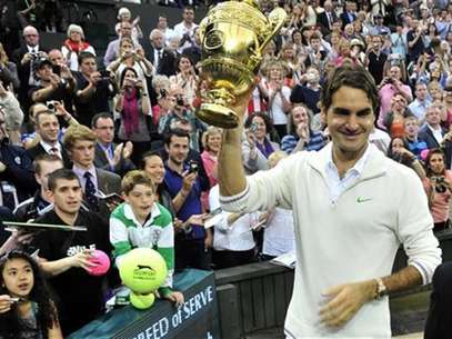 Roger Federer of Switzerland holds the winners trophy after defeating Andy Murray of Britain in their men's singles final tennis match at the Wimbledon Tennis Championships in London July 8, 2012. Foto: Toby Melville / Reuters In English
