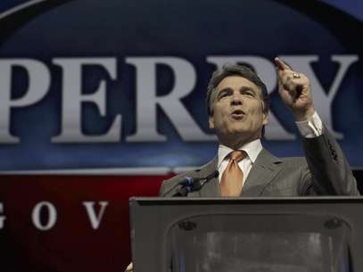 En esta foto de archivo del 7 de junio de  2012, el gobernador de Texas Rick Perry habla durante la Convención Republicana de Texas, en Fort Worth.  Foto: LM Otero, archivo / AP