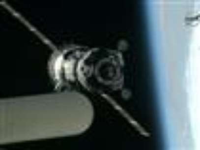 
              A Russian Soyuz space craft is now docked with the International Space Station. The Soyuz carried three astronauts into space. (July 17)
             Foto: AP in English