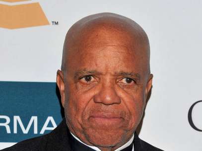 El fundador de Motown Records, Berry Gordy Jr., llega a la fiesta Gala & Salute to Industry Icons with Clive Davis en honor a Richard Branson en Beverly Hills, California,  en una fotografía de archivo del 11 de febrero de 2012. El musical basado en la vida del legendario fundador de Motown Records Berry Gordy se estrenará en Broadway el próximo año y los productores están buscando a un actor joven que interprete a Grody antes de llegar a la adolescencia así como a Michael Jackson en su época con los Jacks Foto: Vince Bucci, archivo / AP