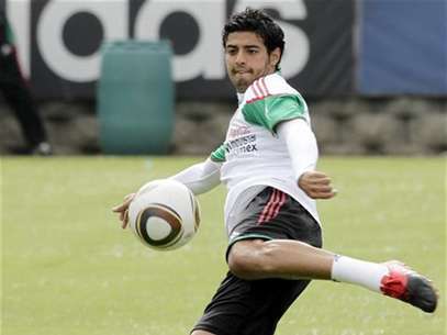 Imagen de archivo del futbolista mexicano Carlos Vela durante un entrenamiento en Ciudad de México, sep 1 2010. El internacional mexicano Carlos Vela está cerca de cerrar su llegada a la Real Sociedad procedente del Arsenal, después de que el club del fútbol inglés anunciara el martes que se encontraba en la fase final de las negociaciones. Foto: Henry Romero / Reuters en español