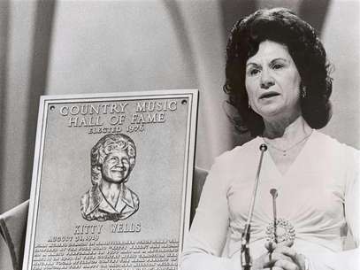 Kitty Wells is inducted into CMA's Country Music Hall of Fame in 1976 on the CMA Awards. Foto: Handout / Reuters In English