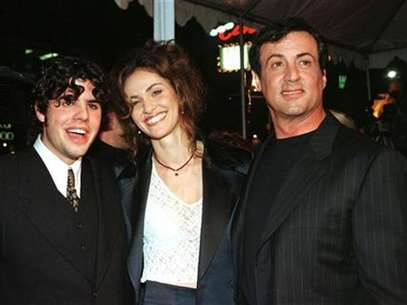 Foto de archivo de Sage Stallone (izquierda en la imagen) durante el estreno de la cinta "Daylight", en compañía de Amy Brenneman y su padre, Sylvester Stallone, en los Angeles, dic 5 1996. La estrella del cine Sylvester Stallone imploró el lunes a la gente que deje "la memoria y alma" de su hijo en paz en medio del frenesí mediático tras la muerte a los 36 años del aspirante a actor y cineasta. Foto: Files. / Reuters en español