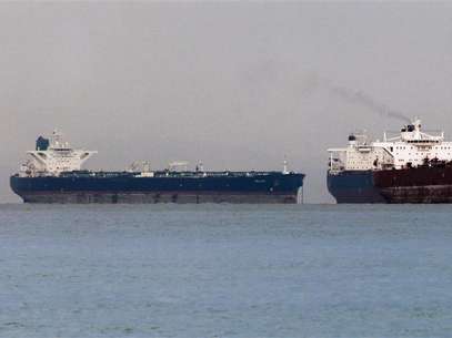 Vessels sail past Malta-flagged Iranian crude oil supertanker "Delvar" (L) anchoring off Singapore March 1, 2012. Foto: Tim Chong / Reuters In English