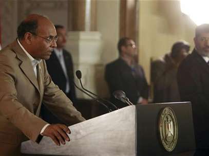 Tunisia's President Moncef Marzouki (L) speaks with Egypt's new Islamist President Mohamed Mursi during their joint news conference after their meeting at the presidential palace in Cairo July 13, 2012. Foto: Amr Abdallah Dalsh / Reuters In English