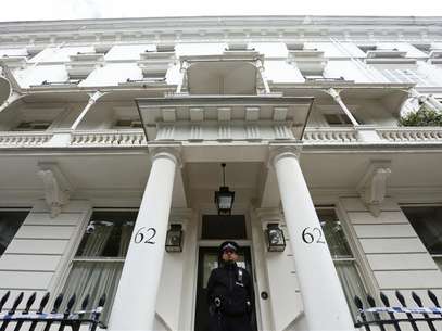 A policeman stands guard in front of the home of Eva Rausing in London July 11, 2012. Foto: Olivia Harris / Reuters In English