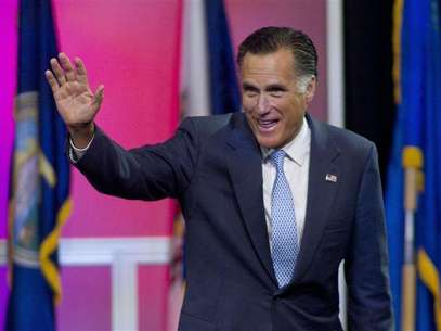 Republican presidential candidate Mitt Romney waves as he leaves the stage after speaking at the NAACP convention in Houston July 11, 2012. Foto: Richard Carson / Reuters In English