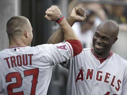 Mike Trout (27), de los Angelinos de Los Angeles, es felicitado por su compañero de equipo Torii Hunter (48) después de batear un cuadrangular de dos carreras contra los Tigres de Detroit, en la segunda entrada del juego del martes 17 de julio de 2012, en Detroit.  Foto: Paul Sancya / AP