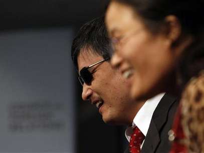 Activist and advocate Chen Guangcheng and his wife Yuan Weijing (R) smile at the Council on Foreign Relations in New York May 31, 2012. Foto: Eric Thayer / Reuters In English