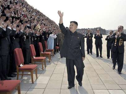 North Korea leader Kim Jong-un (C) speaks while surrounded by soldiers in this undated still image taken from video at an unknown location in North Korea released by North Korean state TV KRT on January 8, 2012. Foto: KRT via Reuters TV / Reuters In English