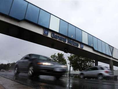 Cars pass under an overpass at the General Motors Car assembly plant in Oshawa, June 1, 2012. Foto: Mark Blinch / Reuters In English