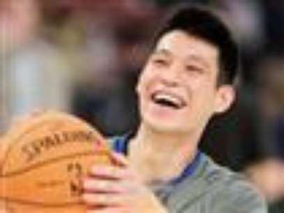 Jeremy Lin is leaving New York and taking Linsanity to Houston.  The New York Knicks confirmed Tuesday night that they will not match the Houston Rocket's three-year, $25 million offer for Lin, a restricted free-agent.  (July 17)               Foto: AP in English