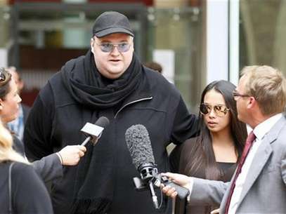 Megaupload founder Kim Dotcom talks to members of the media as he leaves the High Court in Auckland February 29, 2012. Foto: Simon Watts / Reuters In English