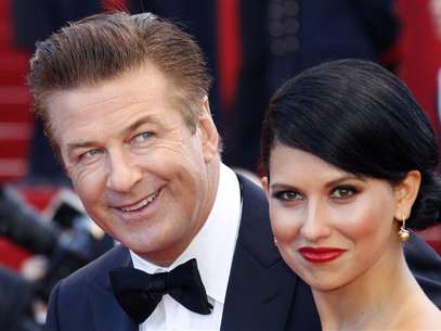 Alec Baldwin (L) and Hilaria Thomas (R) arrive on the red carpet for the screening of the film "Moonrise Kingdom", by director Wes Anderson, in competition at the 65th Cannes Film Festival May 16, 2012. Foto: Vincent Kessler / Reuters In English