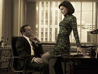 Stars of AMC drama series "Mad Men" Don Draper (Jon Hamm) and Megan Draper (Jessica Pare) are pictured in this AMC handout photo. The show "Mad Men" was nominated for the Outstanding Drama Series Emmy in Los Angeles, California, July 19, 2012. Foto: Handouts / Reuters In English